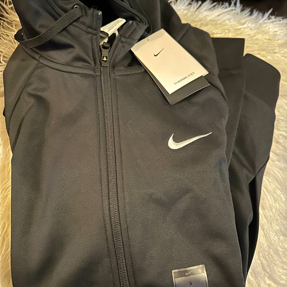 Stay cozy and stylish with this Brand New NIKE Hoodie – the perfect blend